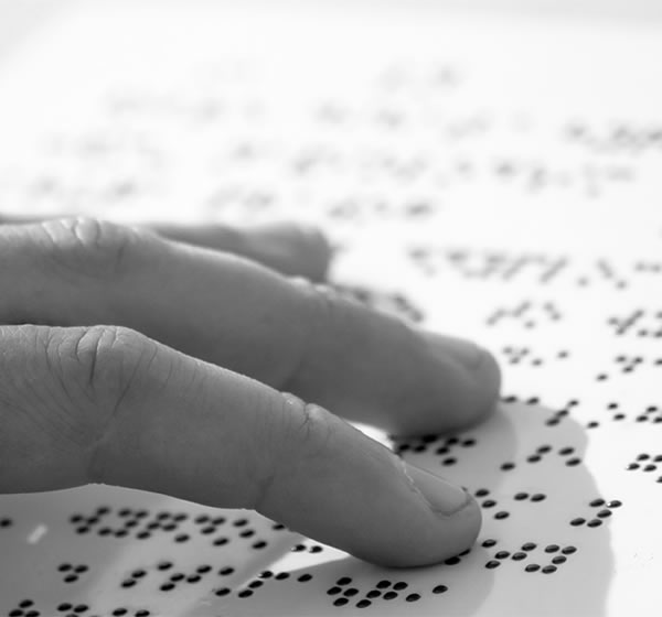Persona leyendo braile