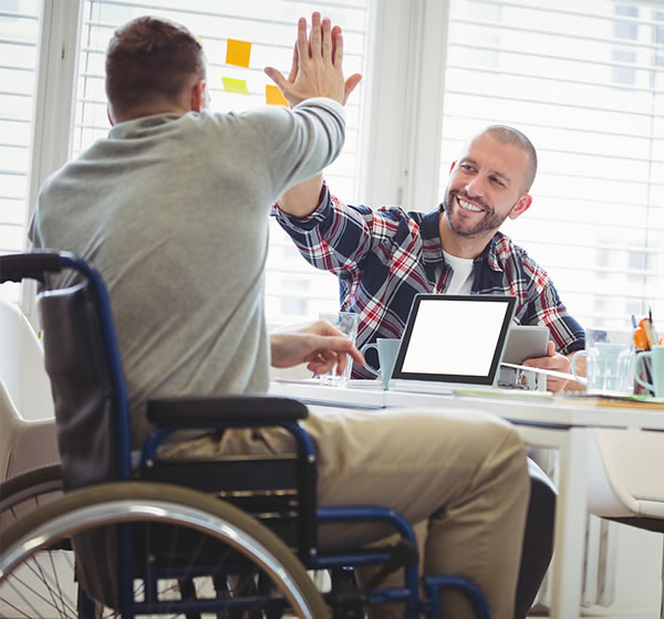 Persona en silla de ruedas tomando curso